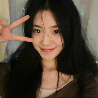 女生向前走